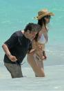 <p>Al Pacino fue captado por los paparazzi en la playa junto a su joven novia/Splash News </p>