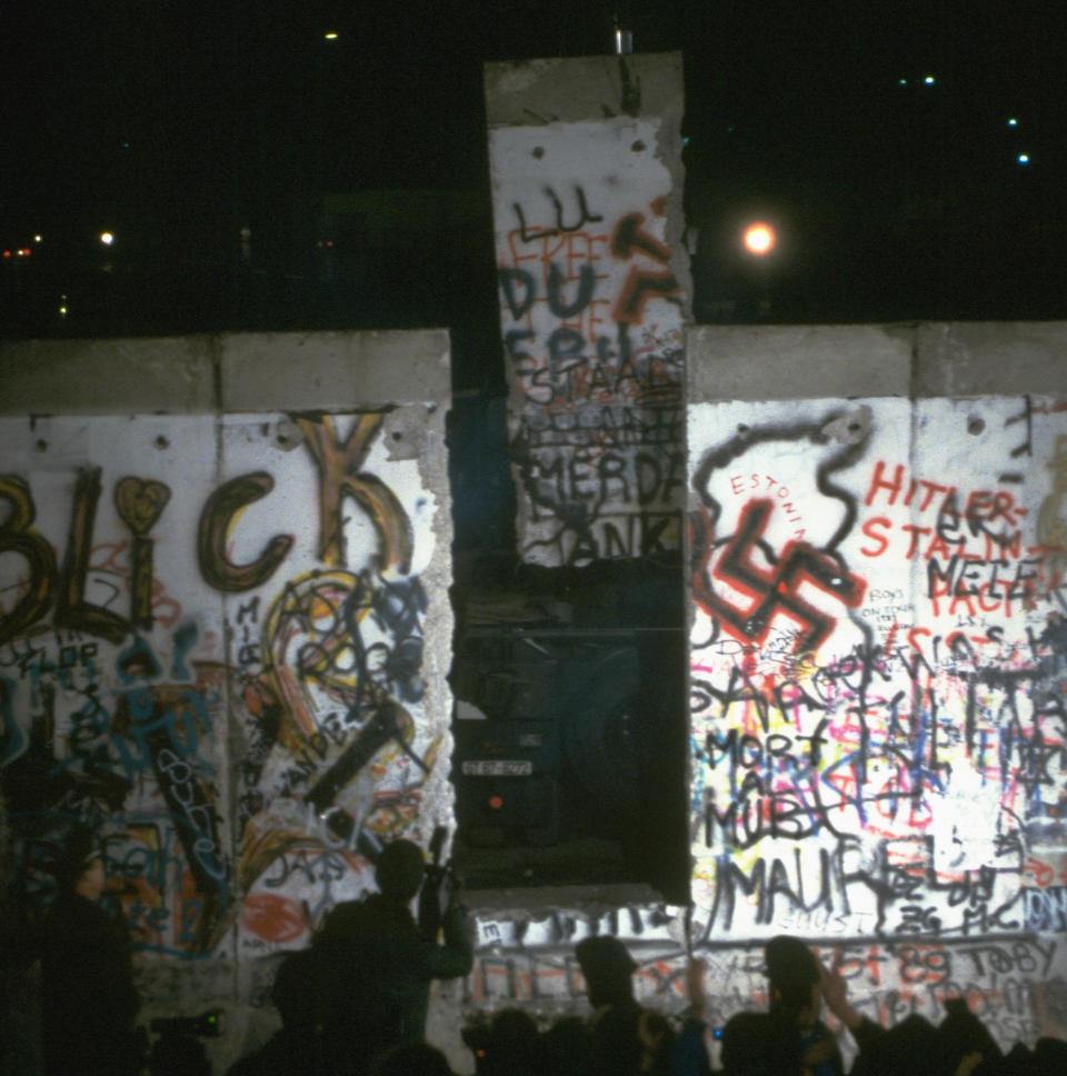 Abbrucharbeiten an der Berliner Mauer (Bild: Thierry Orban/Sygma via Getty Images)