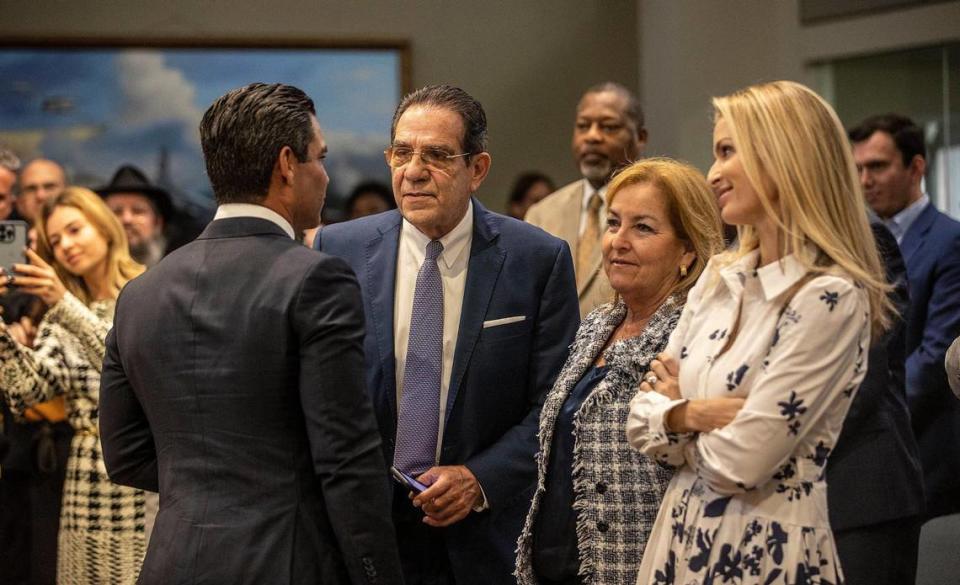 El alcalde de Miami, Francis Suárez, comparte con su familia, su padre y ex alcalde de Miami Xavier Suárez; su madre, Rita Suárez, y su esposa, Gloria, en el Ayuntamiento de Miami tras pronunciar su discurso sobre el Estado de la Ciudad, el viernes 27 de enero de 2023.