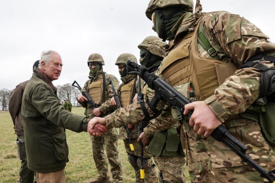 Le roi Charles III à Salisbury le 20 février 2023 auprès de troupes ukrainiennes entraînées par l'armée britannique. - AFP