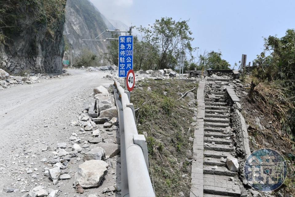 規模7.2地震於本月3日重創花蓮，匯德隧道周遭道路滿是峭壁崩下的落石。