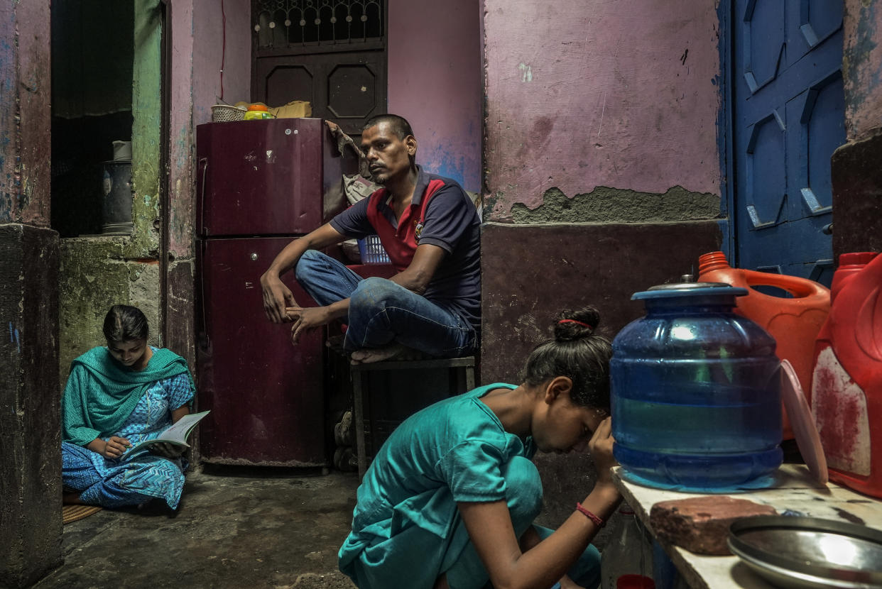 Mukesh Diwakar y su familia en su casa de Nueva Delhi, el 21 de mayo de 2021. (Atul Loke/The New York Times)