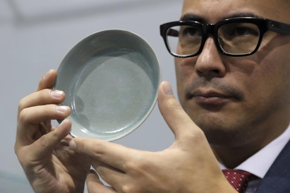 El cuenco, que estuvo destinado a lavar pinceles, alcanzó en la subasta el valor de 294.3 millones de dólares de Hong Kong, unos 37.7 millones de dólares estadounidenses, marcando una nueva cifra récord a nivel mundial para la cerámica china. (Foto AP/Kin Cheung)