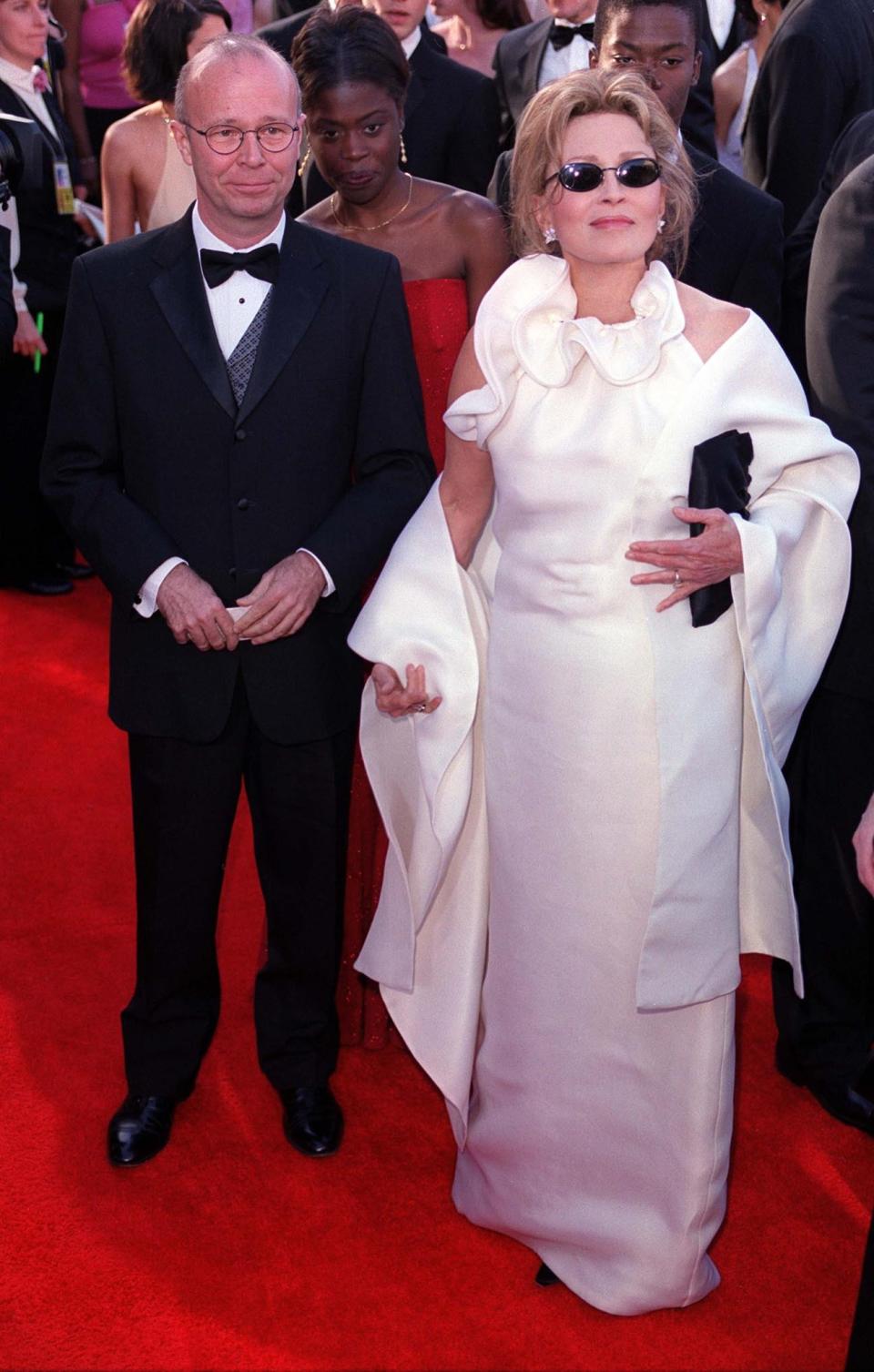 <p>We have a hunch Tom Ford drew inspiration from a tablecloth for Dunaway’s 2005 Oscars gown. <em>[Photo: PA]</em> </p>