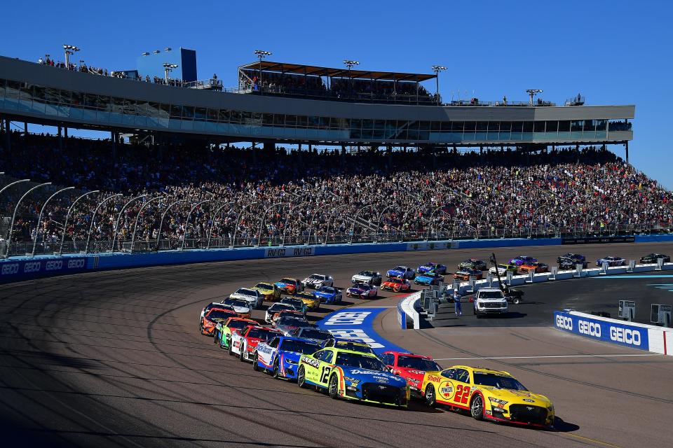 Joey Logano (22) and Ryan Blaney (12) lead the start of the 2022 NASCAR Cup Series Championship Race at Phoenix Raceway.