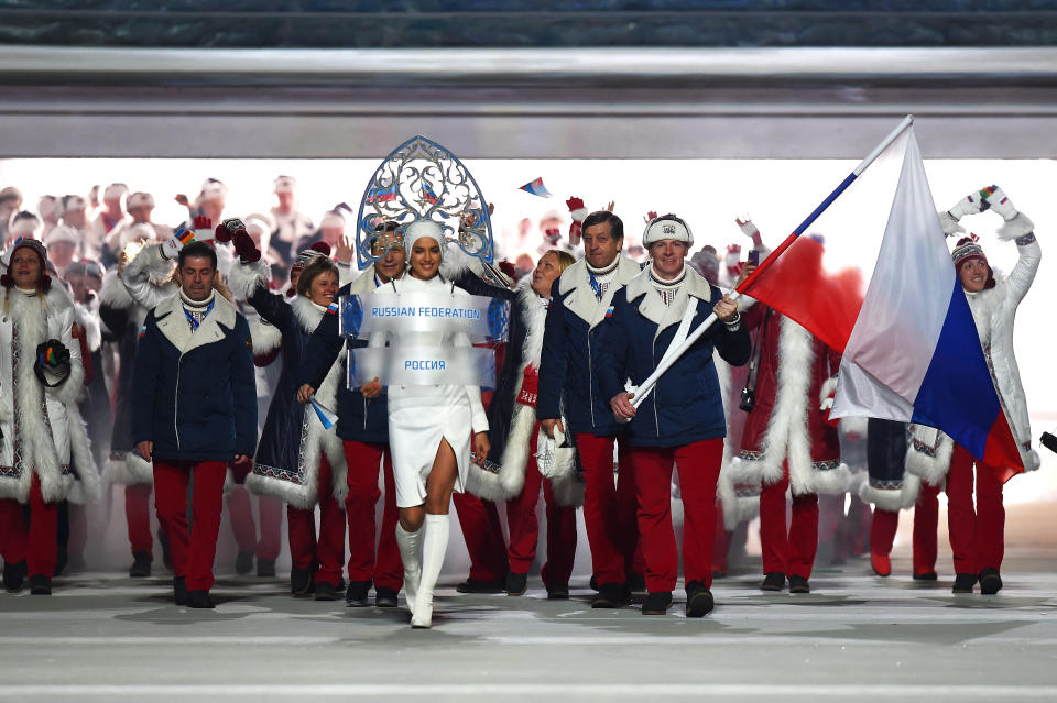 Deportistas de la delegación de Rusia desfilando durante la ceremonia de inauguración de los Juegos de Invierno de Sochi 2014.