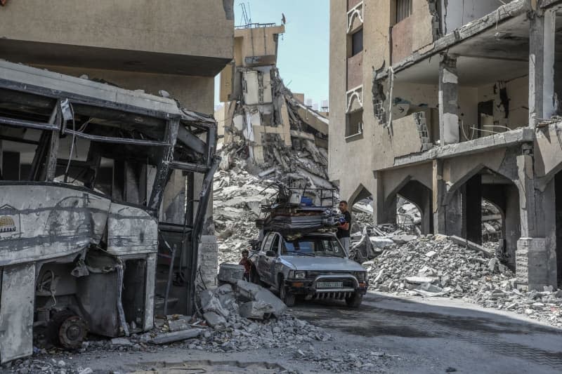 Palestinians flee Hamad City towards Al-Mawasi after the Israeli army dropped leaflets demanding residents of a northern neighborhood in Khan Younis to evacuate immediately ahead of a new military operation in the Gaza Strip. Abed Rahim Khatib/dpa