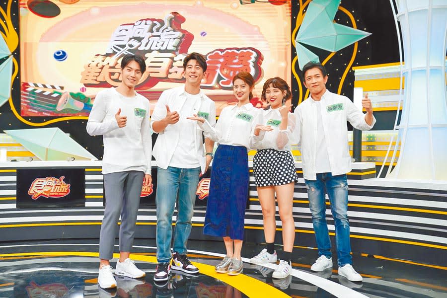 唐振剛（左起）、修杰楷、林予晞、Dora、黃尚禾在節目中分享下廚經驗。（TVBS提供）