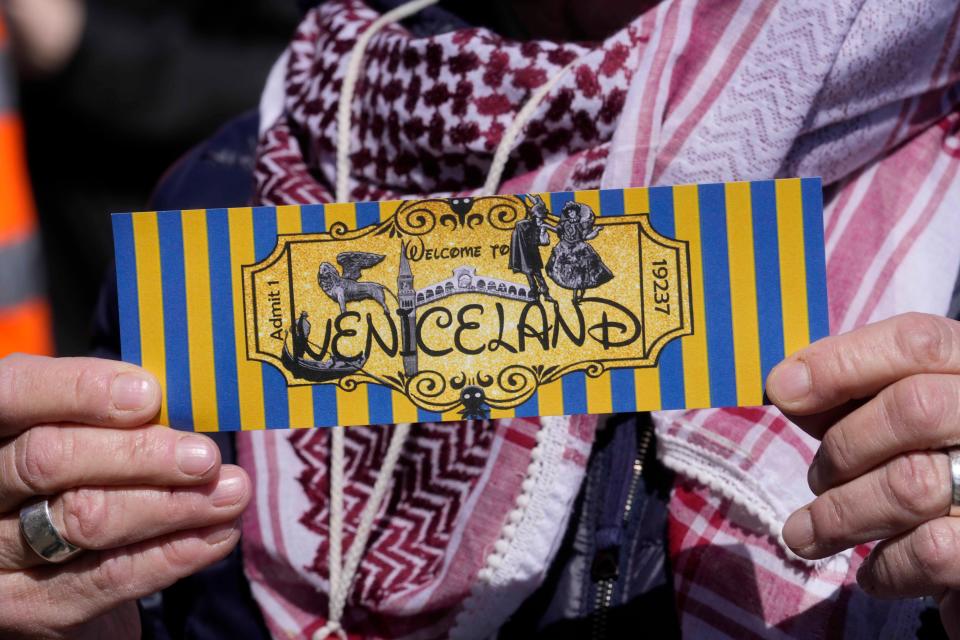 "Welcome to Veniceland" protest sign