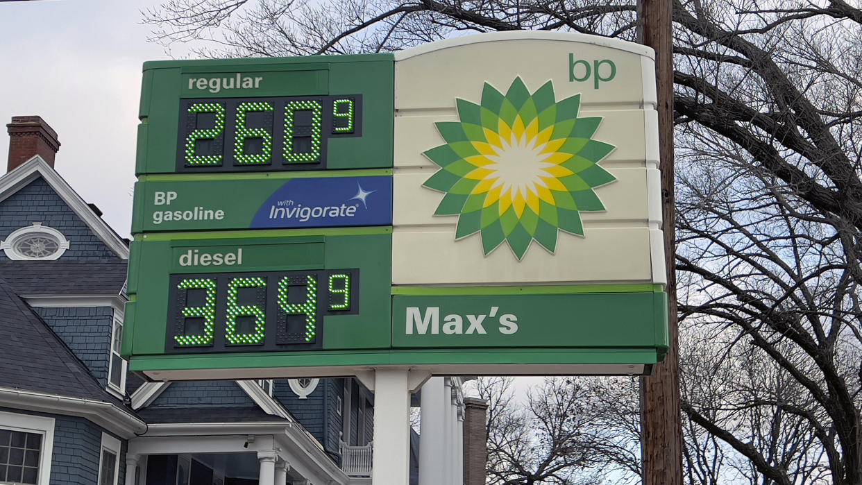 EMPORIA, KANSAS - DECEMBER 28, 2023 Price of gasoline keeps dropping at local station price is now ten cents cheaper then 2 weeks ago at this same station Credit: Mark Reinstein/MediaPunch /IPX