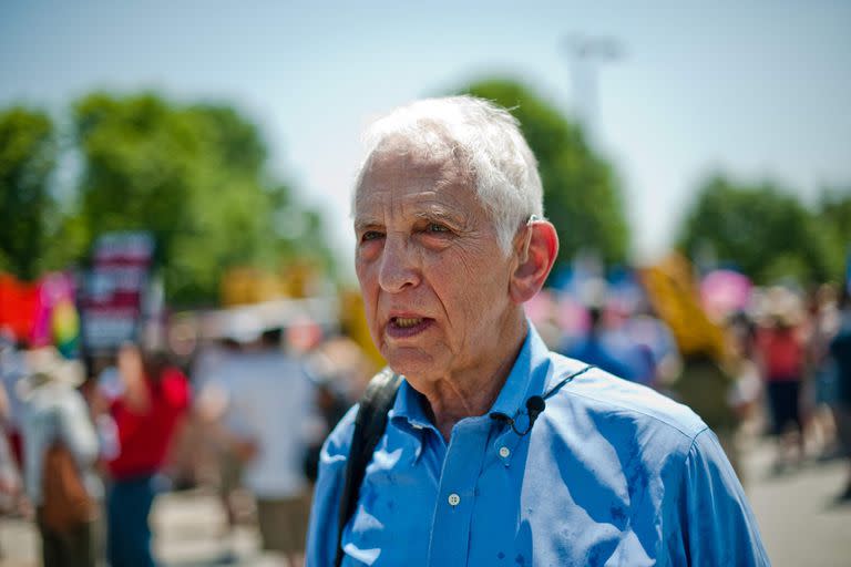 Daniel Ellsberg asiste el 1 de junio de 2013 a una manifestación en apoyo del denunciante de Wikileaks, Bradley Manning, hoy Chelsea