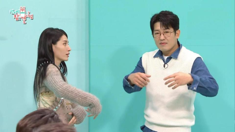 許成泰（右）上《全知干預視角》作客，因老婆的要求在現場與舞者Monik學舞。（翻攝自KKTV）