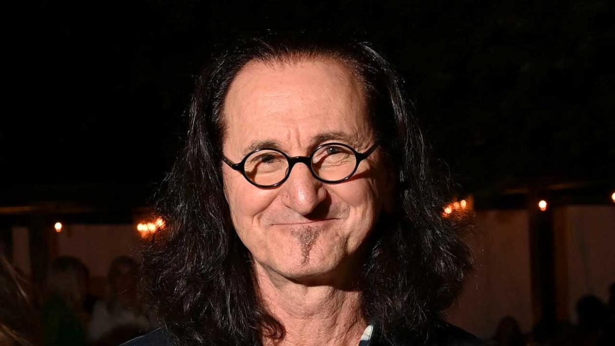  Geddy Lee at an awards show in 2023. 