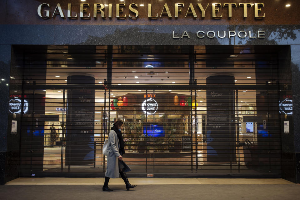 30 ottobre: primo giorno del nuovo lockdown in Francia, il secondo dopo quello primaverile per tentare di frenare l’impennata dei contagi da coronavirus. A Parigi non si vede quasi nessuno in giro. (AP Photo/Lewis Joly)