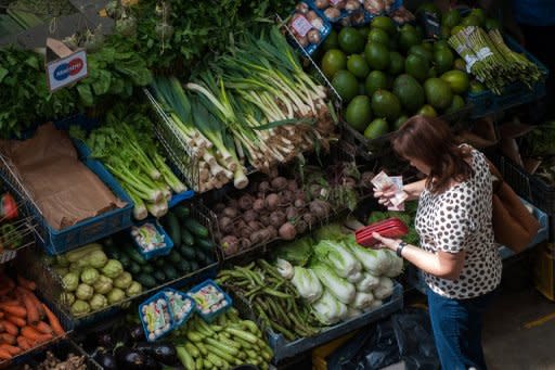 El efecto inmediato de la devaluación se apreciará para consumidores y empresas para el primer trimestre del año, coinciden analistas, que advierten sobre el encarecimiento de los productos importados con un bolívar más barato. (AFP | Leo Ramírez)