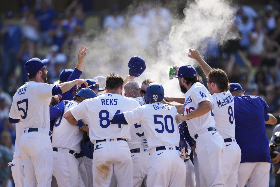 Los jugadores de los Dodgers de Los Ángeles celebran tras vencer a los Diamondbacks de Arizona, el domingo 11 de julio de 2021. (AP Foto/Ashley Landis)