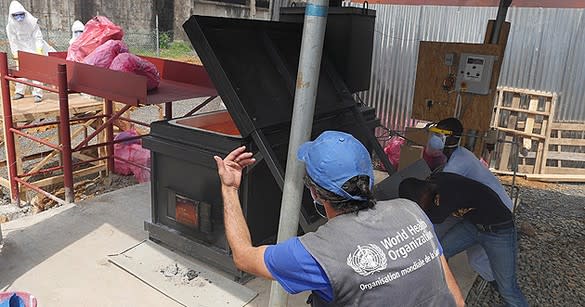 Une équipe de l’OMS prend le plus grand soin à incinérer du matériel médical souillé par le virus Ebola. ©WHO/R. Sørensen