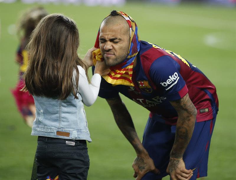 Los jugadores del FC Barcelona Dani Alves (d), al término de la final de la Copa del Rey de fútbol ante el Athletic de Bilbao disputada esta noche en el Camp Nou, en Barcelona. EFE/Andreu Dalmau