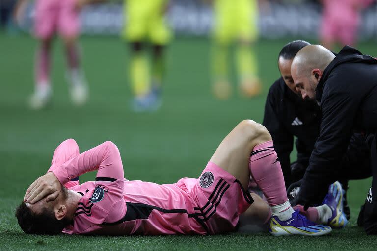 Lionel Messi es atendido por médicos durante un partido de Inter Miami por la MLS; la liga estadounidense implementó cambios para ese tipo de situaciones.