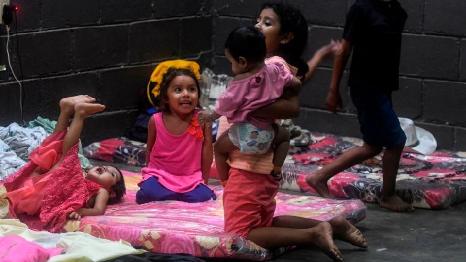 Un millar de hondureños tuvieron que dormir en polideportivos o refugios temporales habilitados para la emergencia.