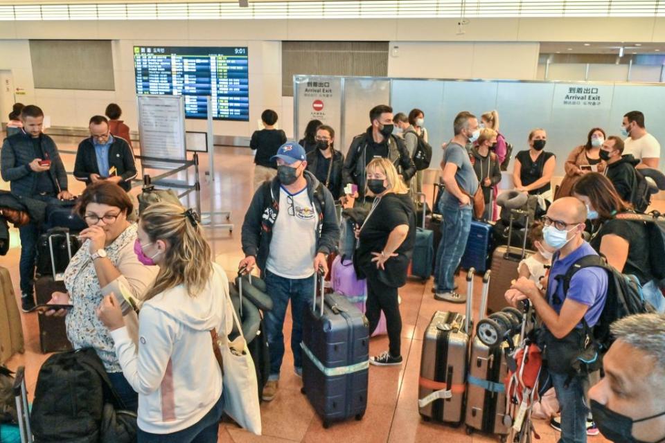 外國旅客抵達羽田空港最新照片（AFP via Getty Images)