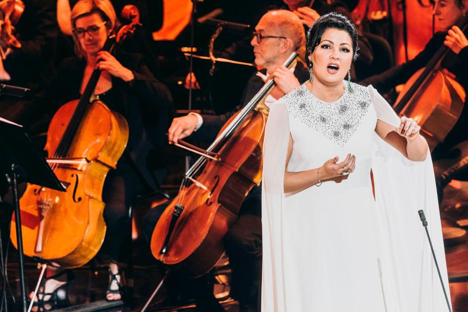 Die Sopranistin Anna Netrebko gehört im Spätsommer zu den großen Stars des ARTE-Programms: "Die Zuschauer können sich schon jetzt auf 'Tosca' mit Anna Netrebko freuen - wir werden die Oper live auf ARTE Concert streamen und zu Anna Netrebkos 50. Geburtstag am 18. September im TV-Programm ausstrahlen", kündigt ARTE-Deutschland-Geschäftsführer Wolfgang Bergmann an. (Bild: CHRISTOPH DE BARRY/AFP via Getty Images)