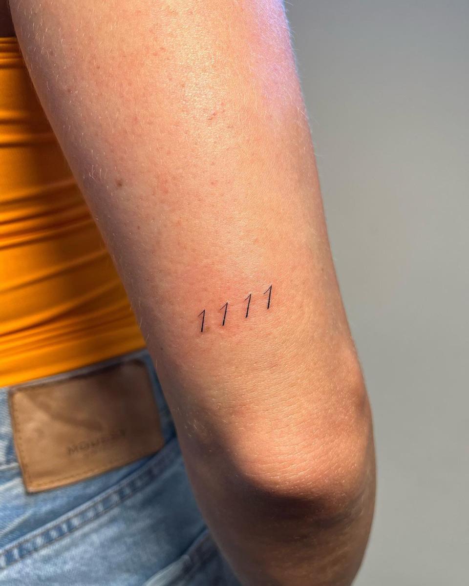 Hình xăm số 1111 của Kristin Cavallari: Kristin Cavallari - một người mẫu và diễn viên nổi tiếng đã chọn hình xăm số 1111 để biểu hiện sự may mắn và đem lại cảm giác yên bình cho người đeo. Xem hình xăm của cô ấy để lấy cảm hứng cho bản thân.
