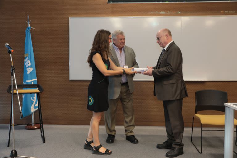 Ricardo Gelpi, rector de la UBA, y Valeria Levi, vicedecana de la Facultad de Ciencias Exactas y Naturales, le entregaron el título doctor honoris causa a Stratmann