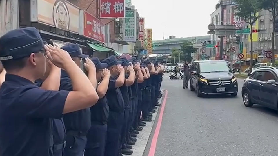 警員黃瑋震靈車繞行厚德派出所，同仁列隊致敬。翻攝臉書「台灣讚警」