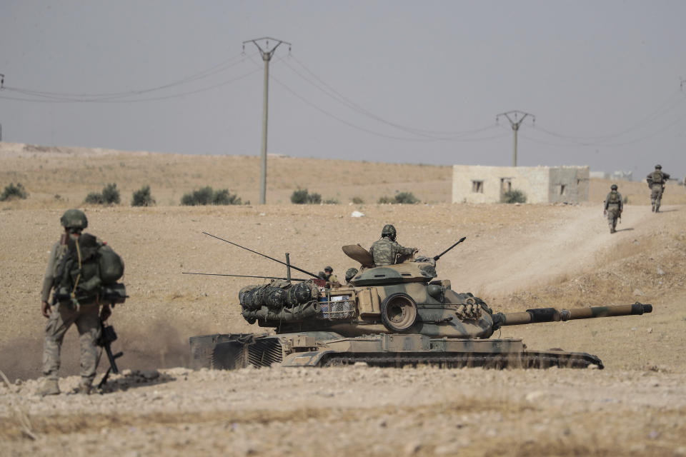 Tanques y soldados turcos estacionados cerca de la localidad de Manbij, en Siria, el martes 15 de octubre de 2019. (Ugur Can/DHA vía AP)