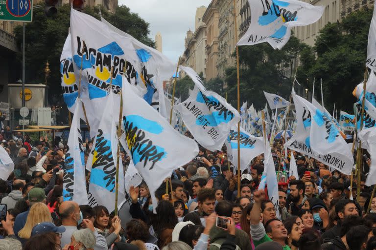 La Cámpora lanzó una invitación a marchar con consignas políticas