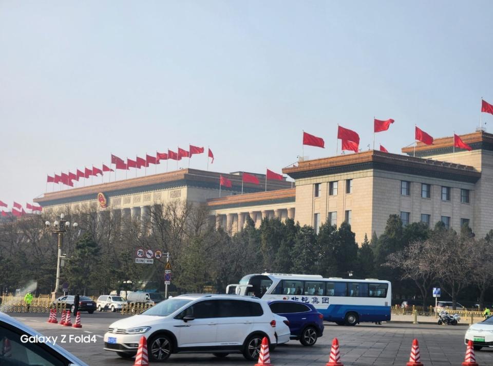 According to Hong Kong media reports, there are a large number of security police standing guard on East Chang'an Avenue in front of Tiananmen Square.Figure: Extracted from Weibo