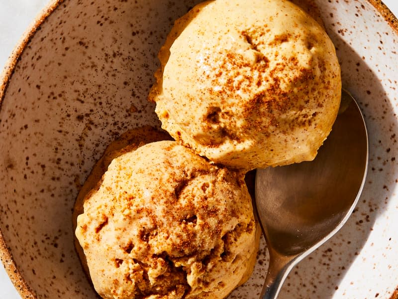 Pumpkin ice cream in bowl.