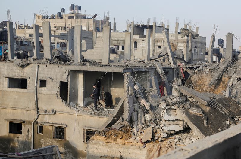 Palestinos inspeccionan el lugar tras ataques israelíes en Khan Younis
