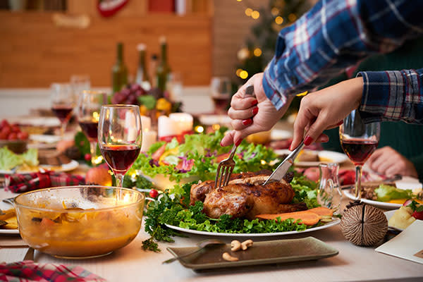 Con moderación, podrías probar de todo un poco sin quedarte con el antojo en esta festividad. Foto: DragonImages/Getty Images