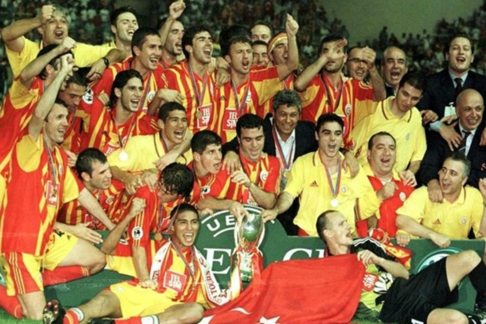 <p>Entre 1998 y 2012, siempre se jugaba en el Estadio Louis II de Mónaco. Con la desaparición de la Recopa, la final pasó a disputarla el campeón de la UEFA (ahora Europa League) a partir de 2000. El Galatasaray fue el primer equipo que llegó a la Supercopa como campeón de la Europa League y además se llevó el título derrotando 2-1 al Real Madrid con un gol de oro. (Foto: Getty Images). </p>