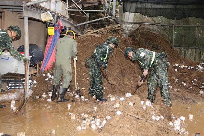 許淑華代表災民感謝國軍弟兄這段期間不畏風雨協助。（南投縣政府提供）