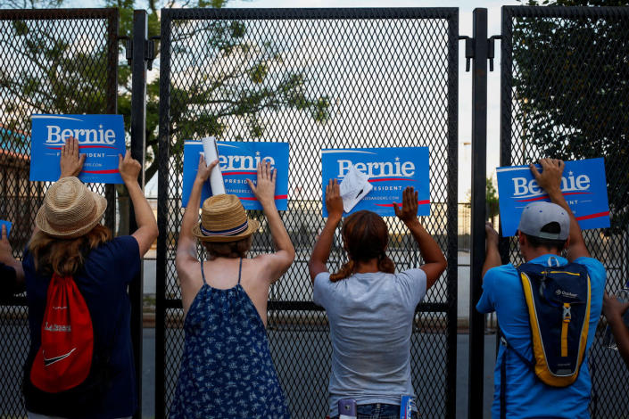 <p>Supporters of Senator Bernie Sanders protest at the perimeter walls of the 2016 Democratic National Convention in Philadelphia, Pennsylvania, July 26, 2016. (Photo: Adrees Latif/Reuters)</p>