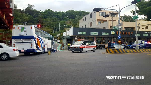 無照的17歲少女和左轉遊覽車發生碰撞，整個撞進前輪裡。（上圖／民眾提供；下圖／藍小姐授權提供）