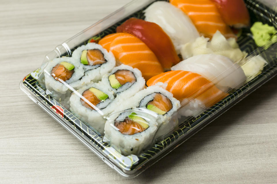 Die Sushi-Box sah auf den ersten Blick ganz normal aus, doch ein Detail sorgte dann doch für Aufregung. (Symbolbild: Getty Images)