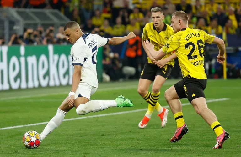 (L to R) Paris Saint-Germain's French forward #07 Kylian Mbappe, Dortmund's German defender #04 Nico Schlotterbeck and Dortmund's Norwegian defender #26 Julian Ryerson vie for the ball during the UEFA Champions League semi-final first leg football match between Borussia Dortmund and Paris Saint-Germain (PSG) on May 1, 2024 in Dortmund. (Photo by Odd ANDERSEN / AFP)