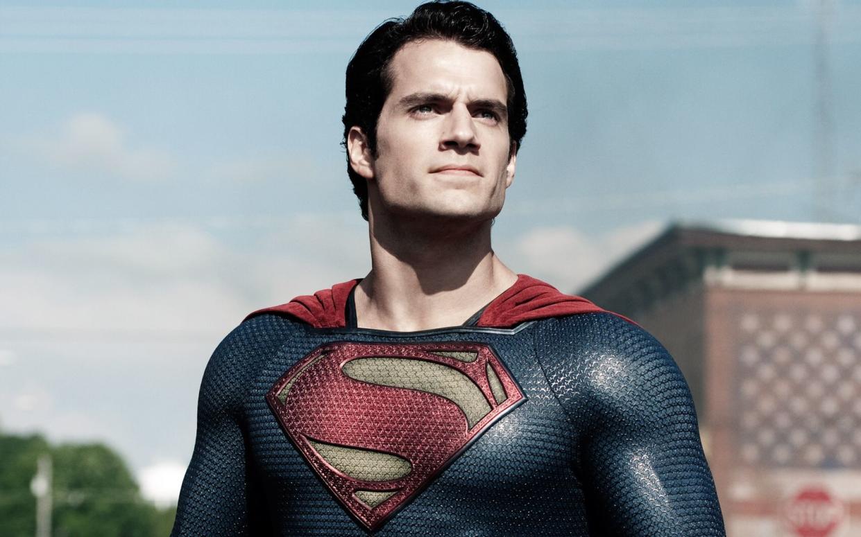 Seit 2013 stand Henry Cavill zum ersten Mal als Superman vor der Kamera. Nun gab der Schauspieler bekannt, nicht in seine Heldenrolle zurückzukehren. (Bild: 2013 Warner Bros. Ent. / Legendary Pictures / Clay Enos)