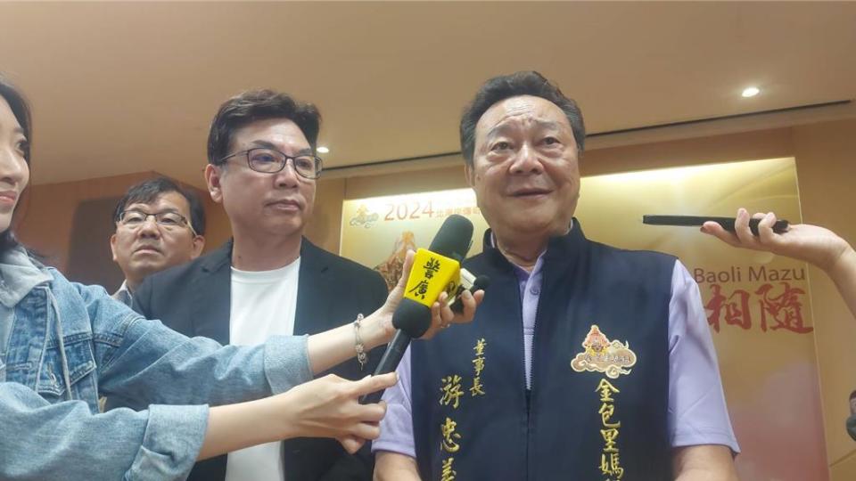 新北市副市長劉和然（左）與金包里慈護宮董事長游忠義（右）2日接受訪問。（張鎧乙攝）