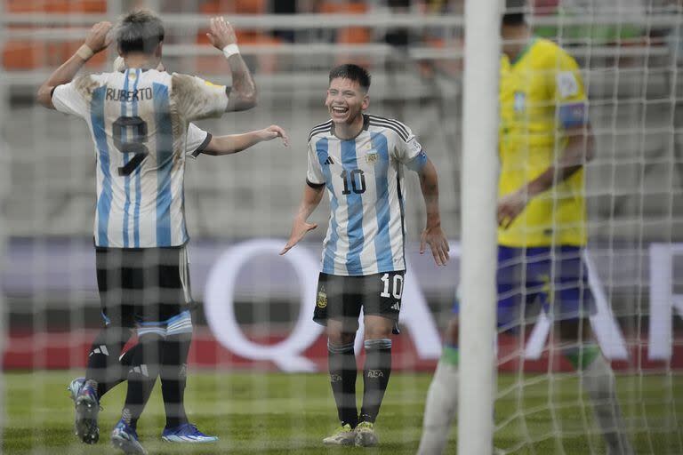 Socios y compinches: Claudio Echeverri celebra su tercer gol ante Brasil con Agustín Ruberto