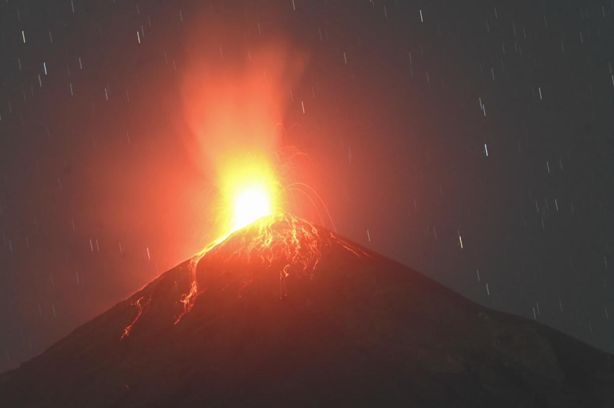 Le volcan Fugeo, au Guatemala, en éruption le 14 février 2021. - Johan ORDONEZ / AFP