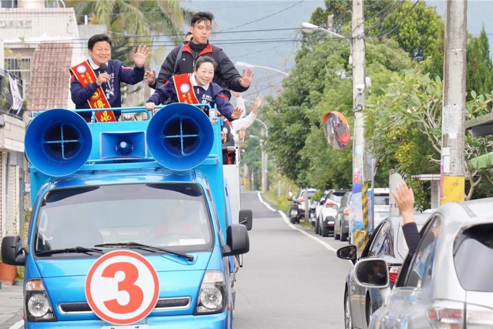 國民黨花蓮立委候選人傅崐萁（車上左）今偕同妻子縣長徐榛蔚（車上前右），一同前往秀林鄉、新城鄉與吉安鄉，向選民懇託催票。（傅崐萁競選總部提供／羅亦晽花蓮傳真）