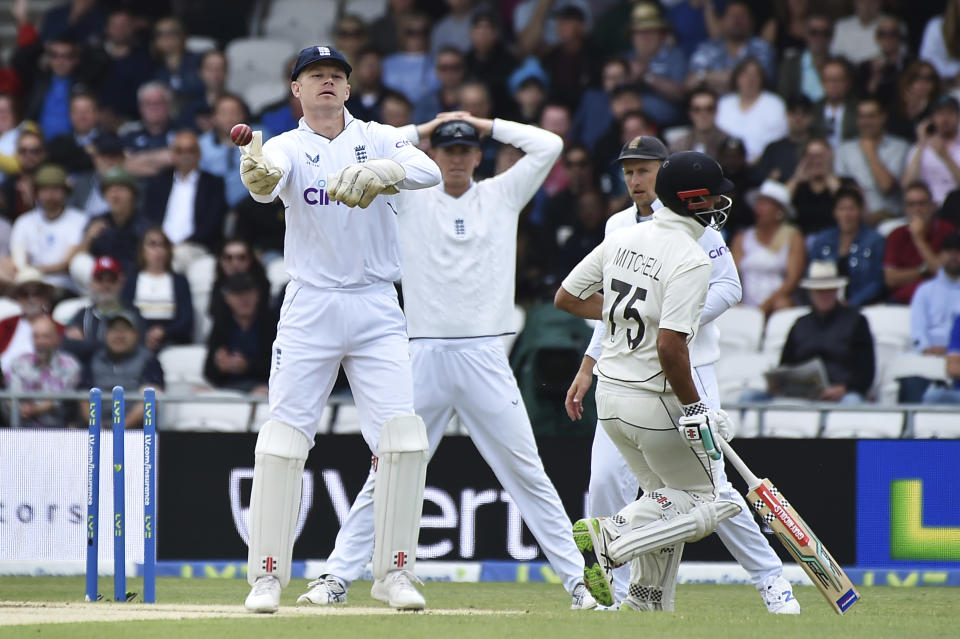 England's Sam Billings, left, replaced England's Ben Foakes, who tested positive for COVID-19, plays during the fourth day of the third cricket test match between England and New Zealand at Headingley in Leeds, England, Sunday, June 26, 2022. (AP Photo/Rui Vieira)