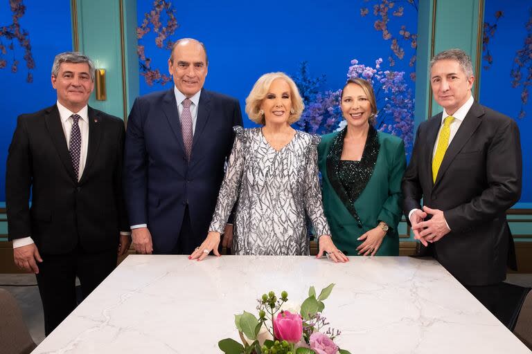 Mirtha junto a sus invitados de la noche: Daniel Balmaceda, Guillermo Francos, Laura Di Marco y Adrián Ventura