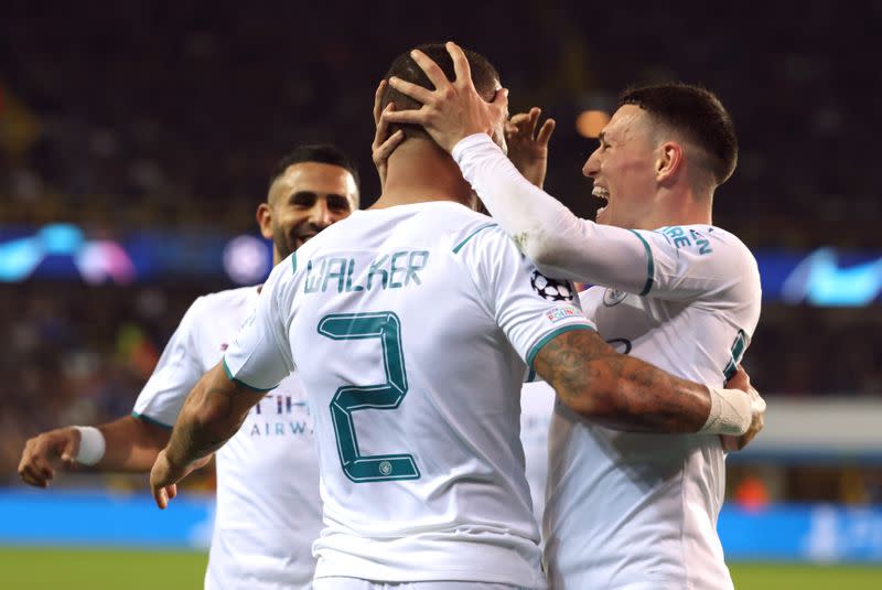 Kyle Walker celebra con sus compañeros del Manchester City tras marcar uno de los tantos en la goleada sobre el Club Brujas, en el partido por el Grupo A de la Liga de Campeones, en el Jan Breydel Stadium, Brujas, Bélgica