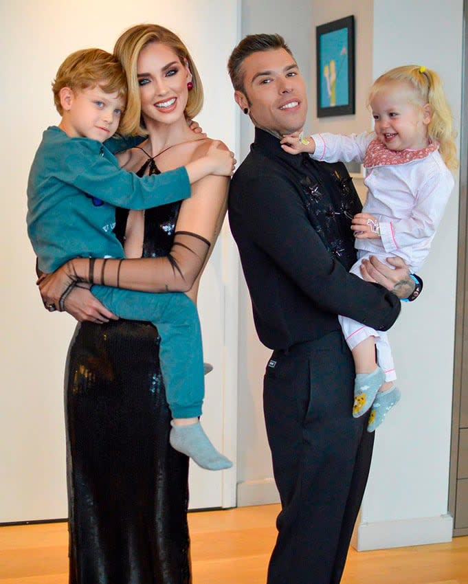 Chiara Ferragni y Fedez con sus hijos el día del estreno de The Ferragnez